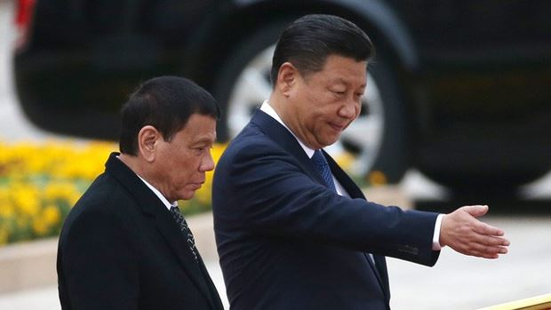 Chủ tịch Trung Quốc Tập Cận B&igrave;nh (phải) v&agrave; Tổng thống Philippines Rodrigo Duterte (Ảnh: AFP)