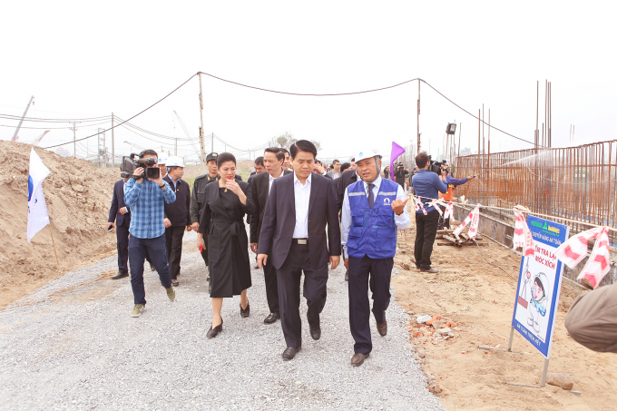 Chủ tịch UBND TP H&agrave; Nội Nguyễn Đức Chung thăm dự &aacute;n đầu tư x&acirc;y dựng nh&agrave; m&aacute;y nước mặt s&ocirc;ng Đuống.