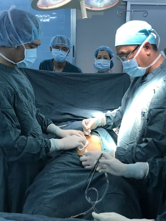 Một ca phẫu thuật do b&aacute;c sĩ Nguyễn Văn Tiến (b&igrave;a phải) c&ugrave;ng đồng nghiệp thực hiện