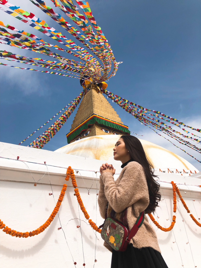 Tường Linh gặp lại Miss Intercontinental Nepal trong chuyến h&agrave;nh hương đầu năm