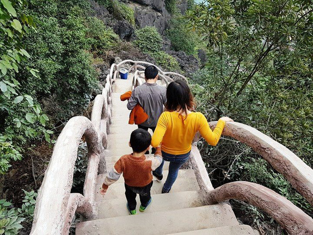 Nhiều lối đi bậc thang rất dốc v&agrave; nguy hiểm, tuy nhi&ecirc;n nhiều phụ huynh vẫn cho con nhỏ đi l&ecirc;n.