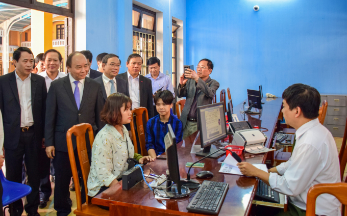 Thủ tướng Nguyễn Xu&acirc;n Ph&uacute;c v&agrave; Đo&agrave;n c&ocirc;ng t&aacute;c đ&atilde; đến thăm, kiểm tra Trung t&acirc;m tiếp c&ocirc;ng d&acirc;n của C&ocirc;ng an tỉnh Thừa Thi&ecirc;n Huế.