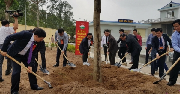 Ba Vì (Hà Nội): Phát động phong trào trồng cây và gắn biển công trình nhà máy nước sạch Phú Sơn