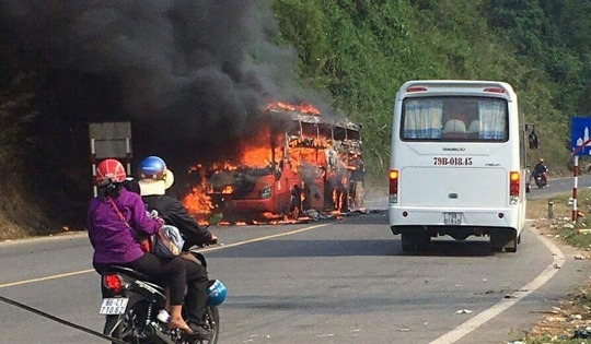 Khánh Hòa: Xe khách Phương Trang bất ngờ bốc cháy, hành khách hốt hoảng tháo chạy