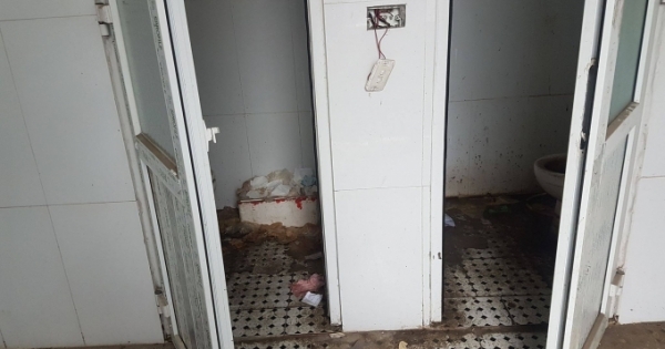 Bẩn kinh hoàng nhà vệ sinh Công an quận Hà Đông