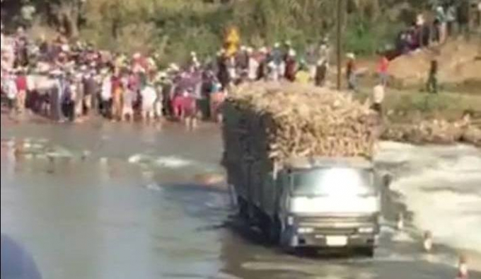 Chiếc xe tải m&agrave; t&agrave;i xế Trương Quang Vinh gặp d&ograve;ng nước chảy siết
