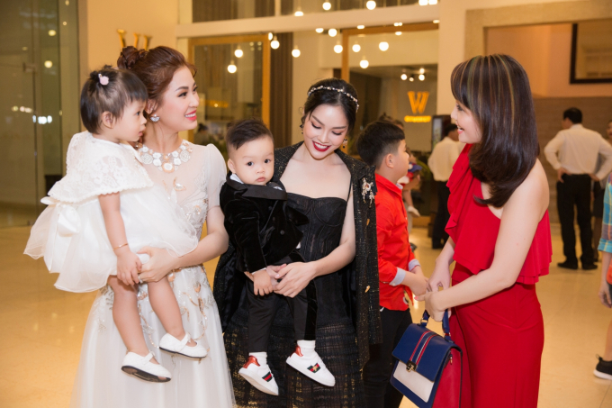 Trương Ngọc &Aacute;nh dẫn con g&aacute;i tham gia Asian Kids Fashion Week