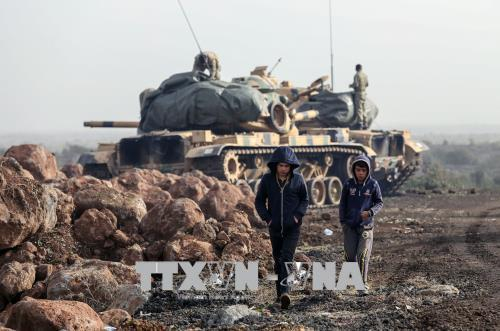 Xe tăng qu&acirc;n đội Thổ Nhĩ Kỳ được triển khai tại Afrin, Syria ng&agrave;y 22/1. Ảnh: THX/TTXVN .