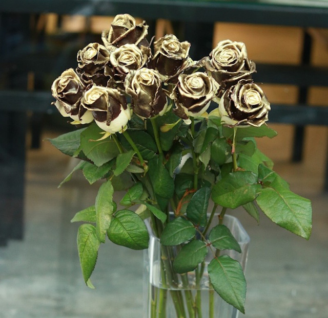 Hoa hồng phủ socola m&agrave;u nhũ v&agrave;ng.