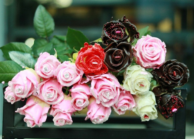 C&aacute;c loại hoa hồng phủ socola nhiều m&agrave;u l&agrave; sản phẩm &ldquo;hot&rdquo; trong dịp n&agrave;y.