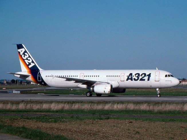 M&aacute;y bay Airbus mang m&atilde; hiệu A321.