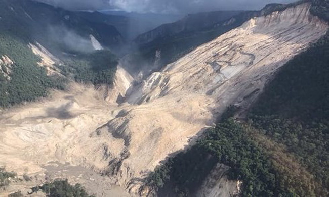 Lở đất do động đất ở Papua New Guinea. Ảnh: Reuters.