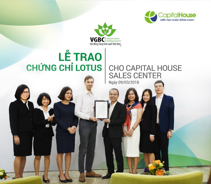 Đại diện Hội đồng C&ocirc;ng tr&igrave;nh xanh Việt Nam trao chứng chỉ LOTUS cho s&agrave;n giao dịch bất động sản của Capital House.
