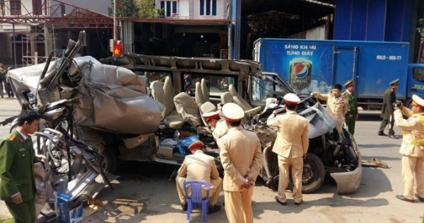 Sơn La: Va chạm kinh hoàng giữa xe du lịch và xe tải, 14 người thương vong