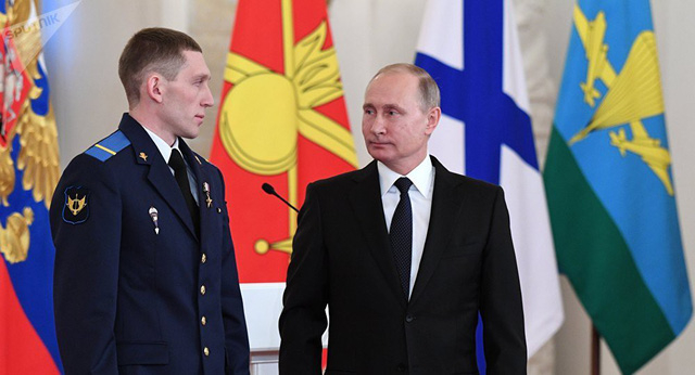 Đặc nhiệm Denis Portnyagin (tr&aacute;i) v&agrave; Tổng thống Nga Vladimir Putin (Ảnh: Sputnik)