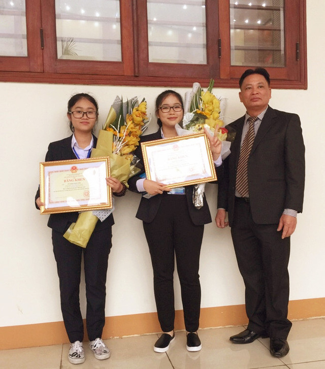 Hai nữ sinh chuy&ecirc;n H&oacute;a ứng dụng kiến thức thực hiện ước mơ chế thuốc ung thư hiệu quả, gi&aacute; rẻ cho người Việt.