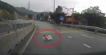 Quảng Ninh: Clip em bé bò ra giữa đường khiến người xem “rụng rời chân tay”