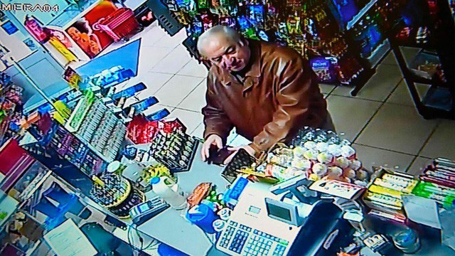 &Ocirc;ng Sergei Skripal mua đồ tại một cửa h&agrave;ng ở Salisbury v&agrave;i ng&agrave;y trước khi nghi bị tấn c&ocirc;ng (Ảnh: AFP)