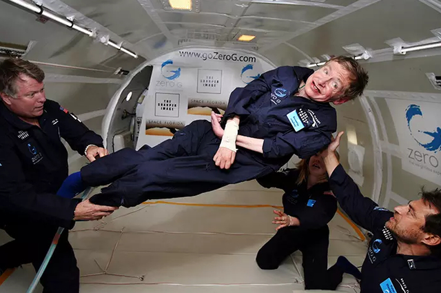 Nh&agrave; vật l&yacute; Stephen Hawking trải nghiệm m&ocirc;i trường kh&ocirc;ng trọng lực (Ảnh: AFP)