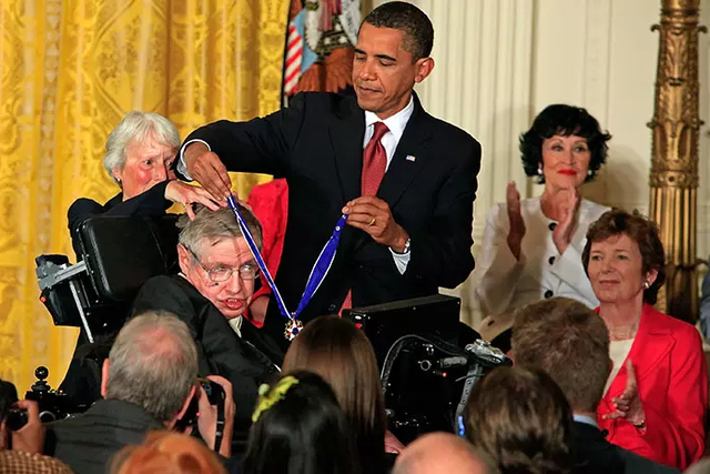 Cựu Tổng thống Obama trao hu&acirc;n chương cho nh&agrave; khoa học Stephen Hawking (Ảnh: AFP)