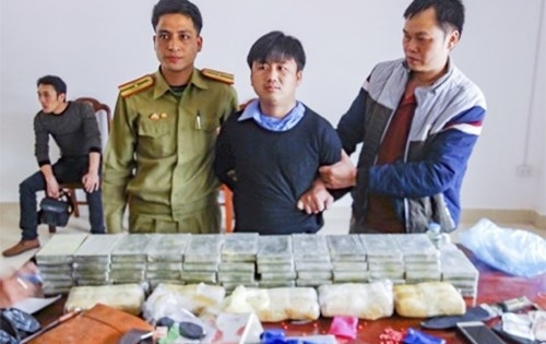 Điện Biên: Bắt 3 người Lào mang 60 bánh heroin cùng vũ khí quân dụng