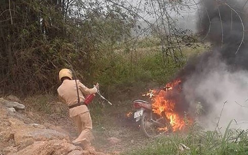 Tuyên Quang: Bố đốt xe máy vì con vi phạm giao thông sau khi đến "giả cứu" bất thành