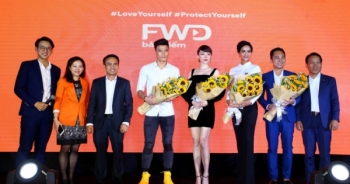 Thủ môn Bùi Tiến Dũng và Hoa hậu hoàn vũ H’Hen Niê cùng tham gia sự kiện của FWD Việt Nam