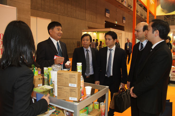 &Ocirc;ng Nguyễn Văn Hiển đang giới thiệu sản phẩm từ tr&aacute;i chanh xanh (lime) Việt Nam cho c&aacute;c đối t&aacute;c quốc tế tại Nhật Bản.