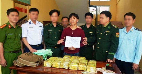 Hà Tĩnh: Bắt một người Lào vận chuyển 15kg ma túy đá vào Việt Nam