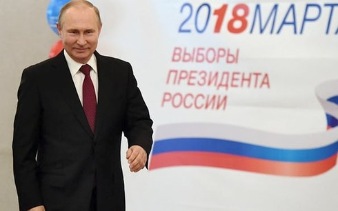 Tổng thống Nga Putin tại một điểm bỏ phiếu ở Moscow. Ảnh: AP