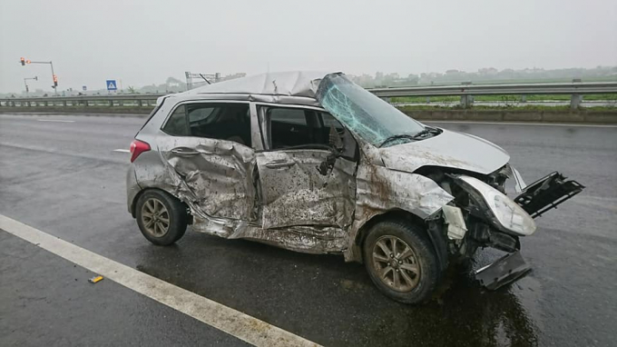 Sau c&uacute; va chạm mạnh, 2 chiếc xe bị hư hỏng nặng. Ảnh&nbsp;Nguyễn Quang Văn.