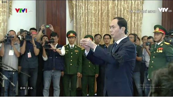Chủ tịch nước Trần Đại Quang d&acirc;ng n&eacute;n hương tiễn biệt.