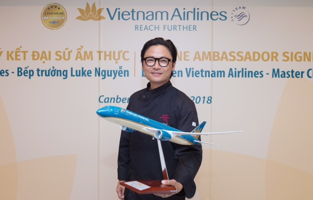 &nbsp;Luke Nguyễn ch&iacute;nh thức trở th&agrave;nh Đại sứ Ẩm thực To&agrave;n cầu đầu ti&ecirc;n của Vietnam Airlines