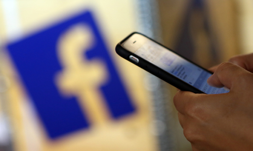 Facebook đang gặp rắc rối v&igrave; scandal li&ecirc;n quan đến dữ liệu người d&ugrave;ng. Ảnh: AFP.