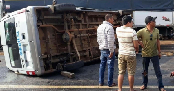Lâm Đồng: Xe khách đâm vào lan can bên đường, 3 người bị thương