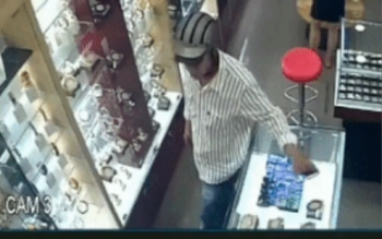 Clip: Người đàn ông ăn mặc lịch sự vào cửa hàng "cầm hộ" chiếc điện thoại của nhân viên rồi lỉnh mất