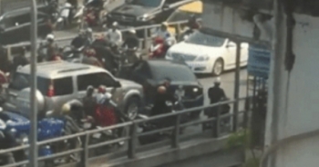 Hà Nội: Chiếc ô tô thản nhiên quay đầu trên cầu vào giờ cao điểm gây ách tắc