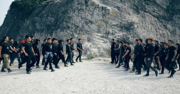 Đạo diễn Lương Đình Dũng mang 100 diễn viên đi bộ 100km để casting cho phim hành động 587