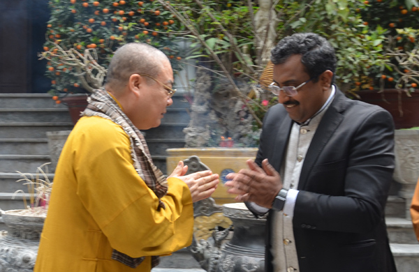 Tổng b&iacute; thư Đảng cầm quyền Ấn Độ đến thăm Gi&aacute;o hội Phật gi&aacute;o Việt Nam tại ch&ugrave;a Qu&aacute;n Sứ