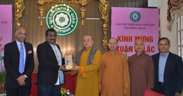 Tổng bí thư Đảng cầm quyền Ấn Độ đến thăm Giáo hội Phật giáo Việt Nam tại chùa Quán Sứ