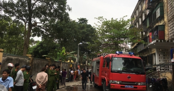 Nghệ An: Nhiều người hốt hoảng khi phát hiện chung cư cũ bốc cháy