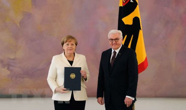 B&agrave; Angela Merkel (tr&aacute;i) nhận quyết định bổ nhiệm từ Tổng thống Frank-Walter Steinmeier sau khi t&aacute;i đắc cử Thủ tướng Đức