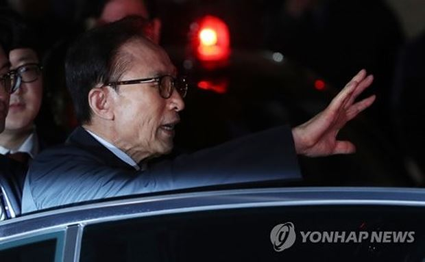 Cựu Tổng thống H&agrave;n Quốc Lee Myung-bak bị bắt khẩn cấp ng&agrave;y 22/3/2018. Ảnh: Yonhap