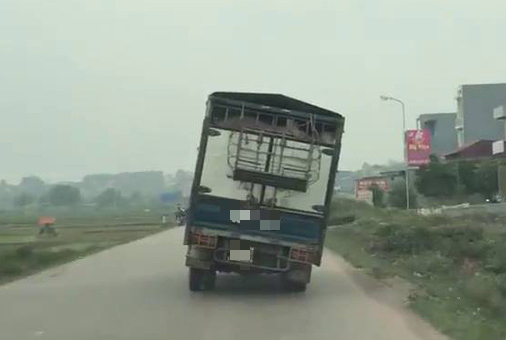 Bắc Giang: Xe tải chở lợn nghi&ecirc;ng 45 độ vẫn chạy băng băng tr&ecirc;n đường khiến nhiều người khiếp v&iacute;a