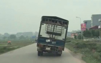 Bắc Giang: Xe tải chở lợn nghiêng 45 độ vẫn chạy băng băng trên đường khiến nhiều người khiếp vía