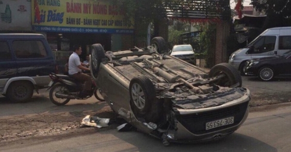 Hà Nội: Xe ôtô lấn làn gây tai nạn nằm “phơi bụng” giữa đường