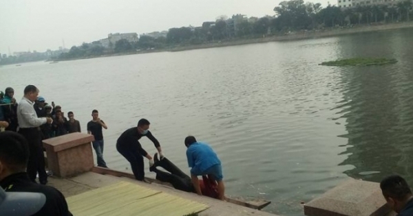 Hà Nội: Phát hiện thi thể nam giới đang phân hủy trên hồ Linh Đàm