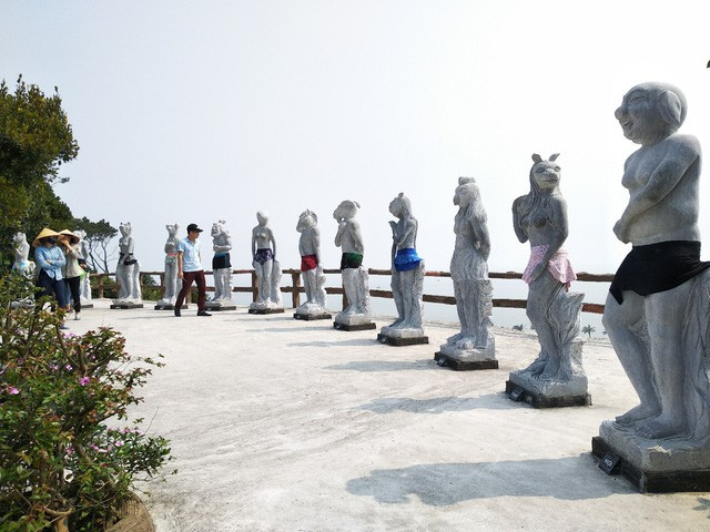 Bộ tượng 12 con gi&aacute;p ở khu du lịch H&ograve;n D&aacute;u - Hải Ph&ograve;ng được mặc
