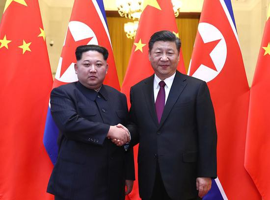 Nh&agrave; l&atilde;nh đạo Triều Ti&ecirc;n Kim Jong-un bắt tay Chủ tịch Trung Quốc Tập Cận B&igrave;nh tại Bắc Kinh (Ảnh: Xinhua)