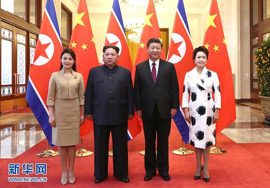 Phu nh&acirc;n &ocirc;ng Kim Jong-un cũng th&aacute;p t&ugrave;ng chồng trong chuyến thăm (Ảnh: Xinhua)